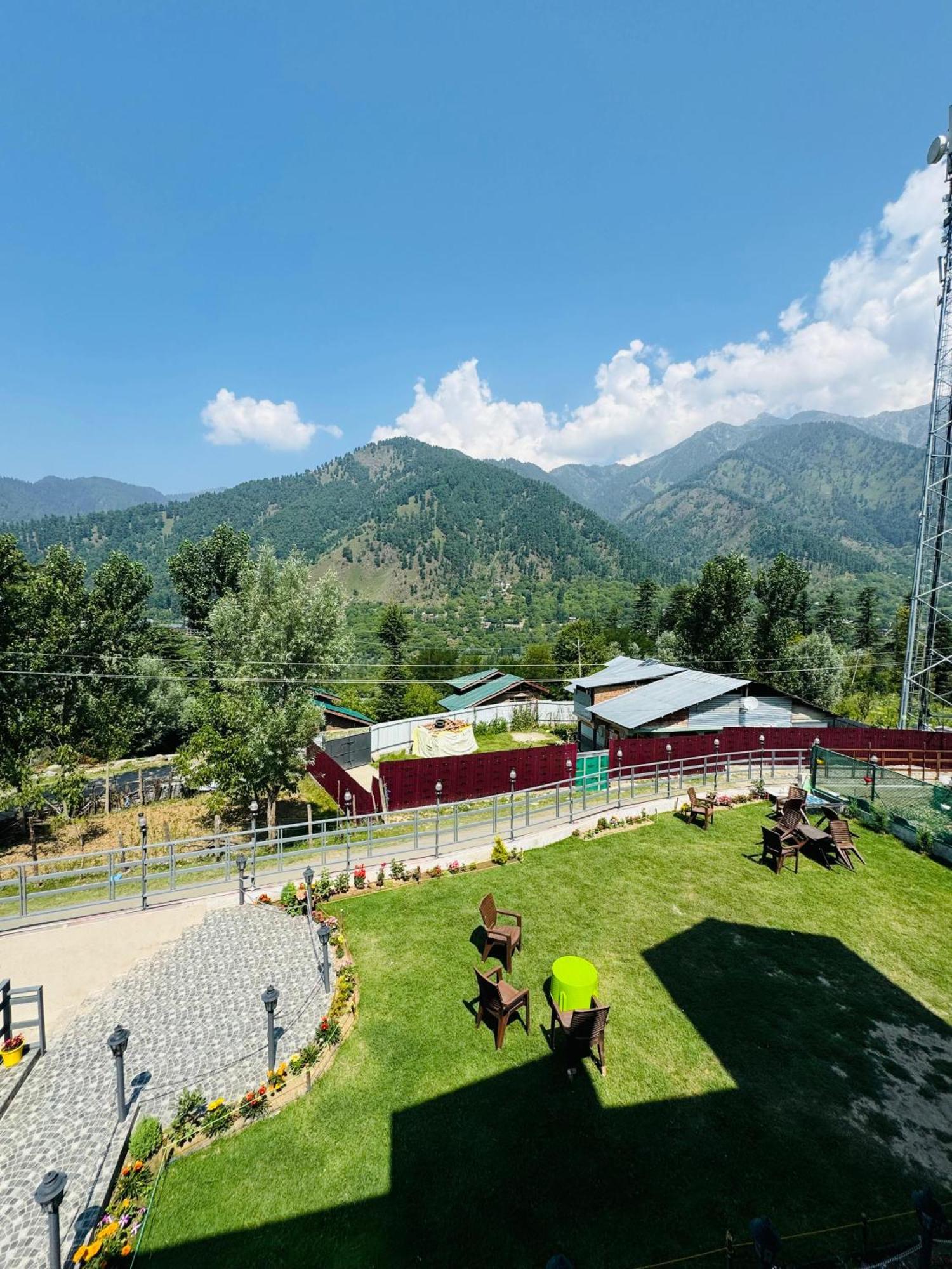Frosty Mountain Resort Pahalgām Esterno foto
