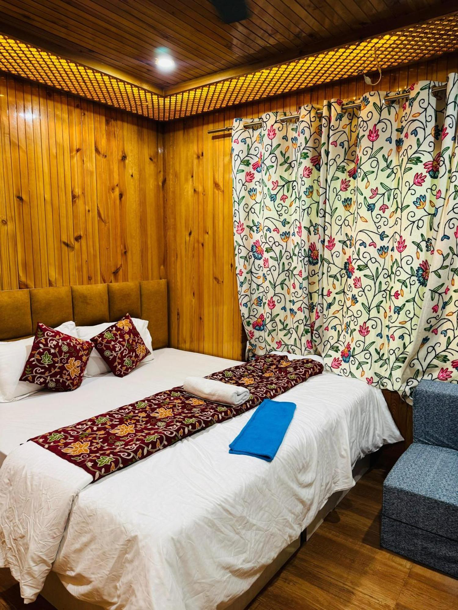 Frosty Mountain Resort Pahalgām Esterno foto