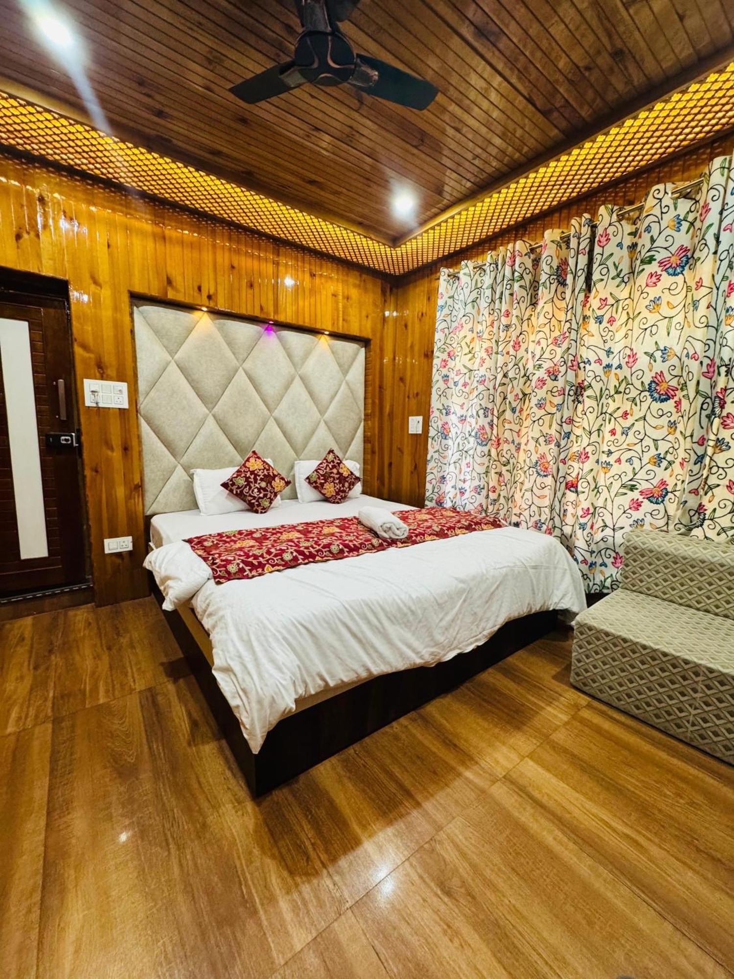 Frosty Mountain Resort Pahalgām Esterno foto